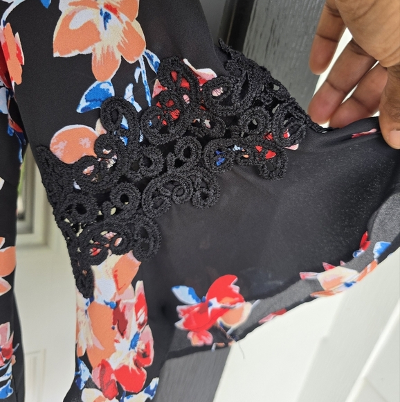 Zac & Rachel Floral Tunic Blouse 1X Plua Black Red Blue Lace Trim Flare Sleeves - Picture 9 of 15